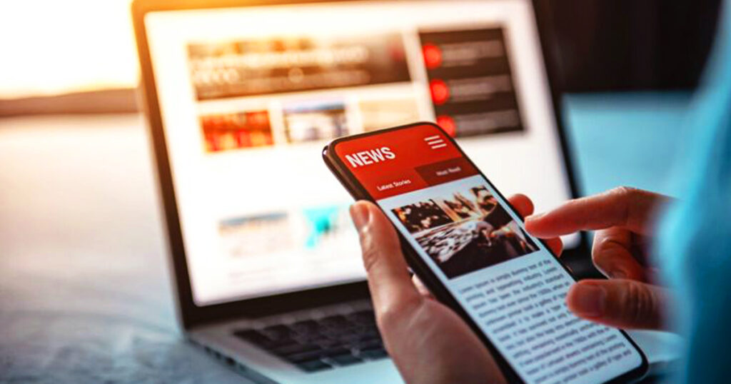 Telefono_y_laptop_con_noticias